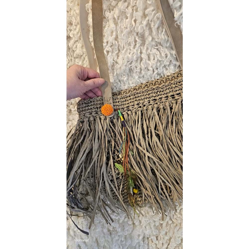 Kahverengi Püsküllü Yeişl Deri Süslemesi Olan Bohem Çanta